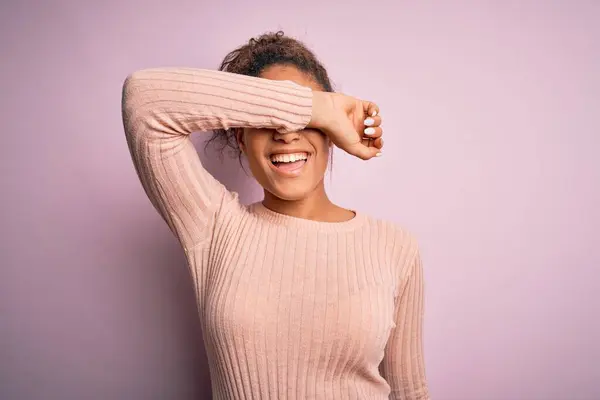 Jovem Menina Americana Africana Bonita Vestindo Camisola Casual Sobre Fundo — Fotografia de Stock