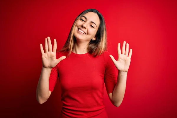 Junge Schöne Blonde Frau Mit Blauen Augen Trägt Lässiges Shirt — Stockfoto