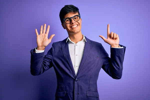 Jovem Homem Negócios Bonito Vestindo Jaqueta Óculos Sobre Fundo Roxo — Fotografia de Stock