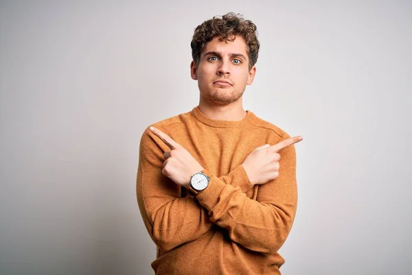 Joven Hombre Guapo Rubio Con Pelo Rizado Usando Suéter Casual —  Fotos de Stock