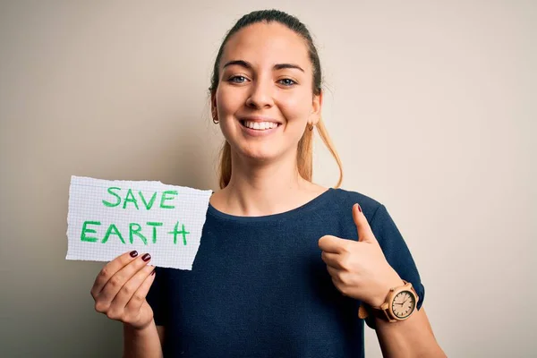 Joven Hermosa Mujer Sosteniendo Papel Pidiendo Salvar Tierra Conservación Del — Foto de Stock