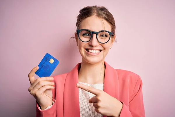 Mladý Krásný Ryšavý Žena Drží Kreditní Kartu Přes Izolované Růžové — Stock fotografie