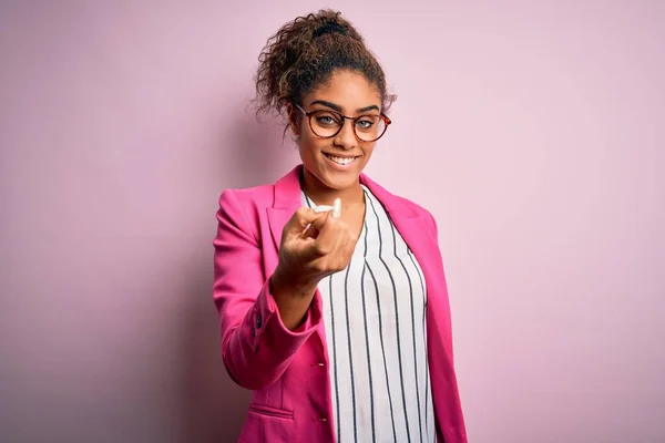 Hermosa Mujer Negocios Afroamericana Con Chaqueta Gafas Sobre Fondo Rosa — Foto de Stock