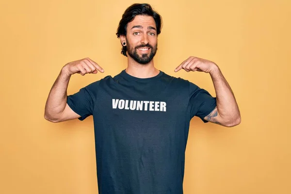 Jovem Bonito Homem Voluntário Hispânico Vestindo Camiseta Voluntária Como Cuidado — Fotografia de Stock