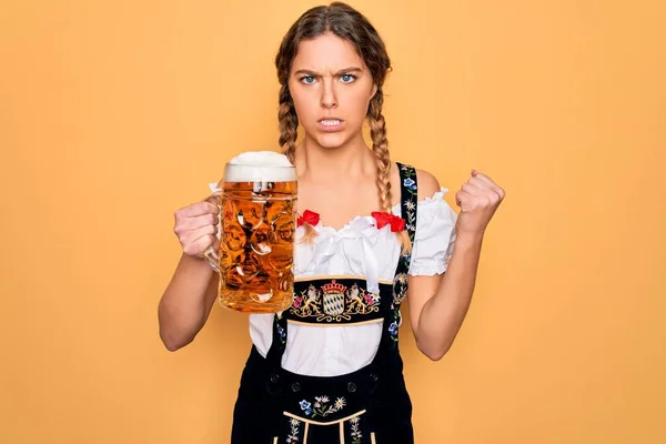 Gyönyörű Szőke Német Kék Szemekkel Visel Oktoberfest Ruha Ivás Üveg — Stock Fotó