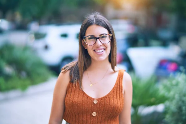 Jonge Mooie Vrouw Glimlachend Gelukkig Zelfverzekerd Staande Met Een Glimlach — Stockfoto