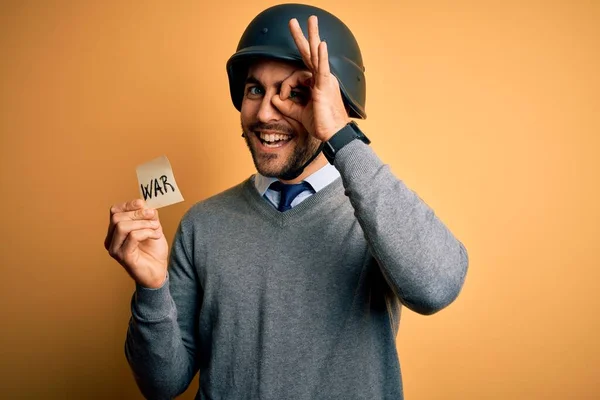 Bonito Homem Negócios Usando Capacete Militar Segurando Papel Lembrete Com — Fotografia de Stock