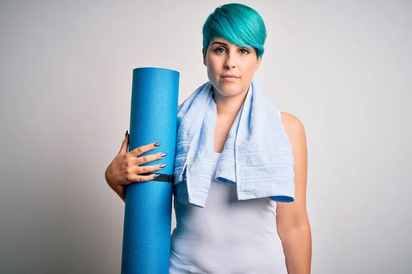 Jonge Sportieve Vrouw Met Blauwe Mode Haar Holding Mat Yoga — Stockfoto