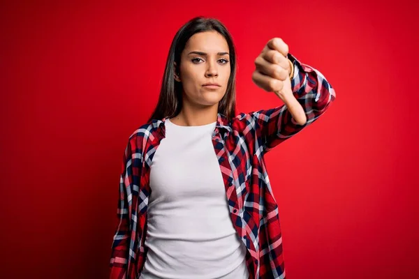 Joven Mujer Morena Hermosa Con Camisa Casual Pie Sobre Fondo — Foto de Stock