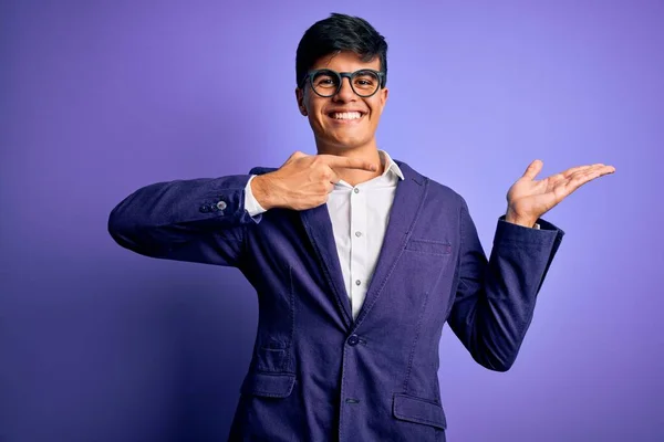 Joven Hombre Negocios Guapo Con Chaqueta Gafas Sobre Fondo Púrpura —  Fotos de Stock