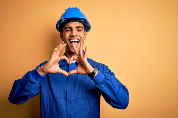 Jovem Homem Trabalhador Afro Americano Bonito Vestindo Uniforme Azul Capacete — Fotografia de Stock