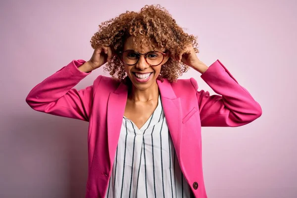 Jonge Afro Amerikaanse Zakenvrouw Met Een Bril Een Roze Achtergrond — Stockfoto