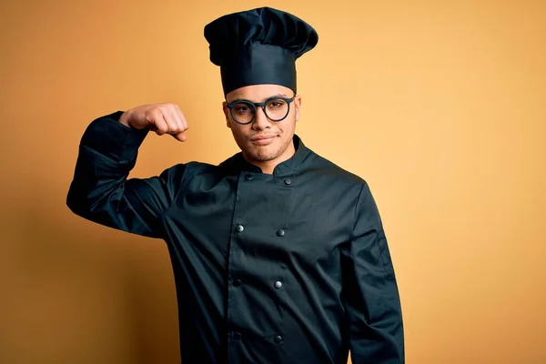 Joven Chef Brasileño Con Uniforme Cocina Sombrero Sobre Fondo Amarillo —  Fotos de Stock