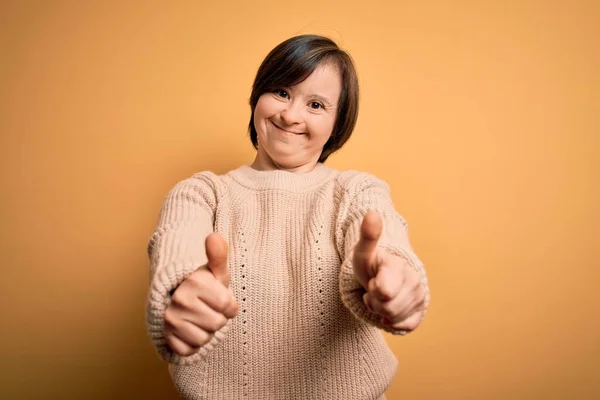 Giovane Donna Sindrome Indossa Maglione Casual Sfondo Giallo Approvando Facendo — Foto Stock