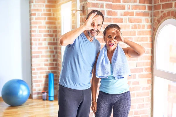 Pareja Deportiva Mediana Edad Pie Antes Hacer Ejercicio Gimnasio Haciendo — Foto de Stock