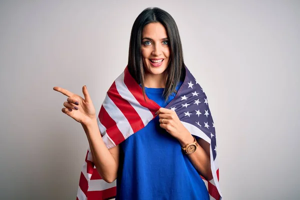 Ung Brunett Patriotisk Kvinna Med Blå Ögon Bär Usa Flagga — Stockfoto