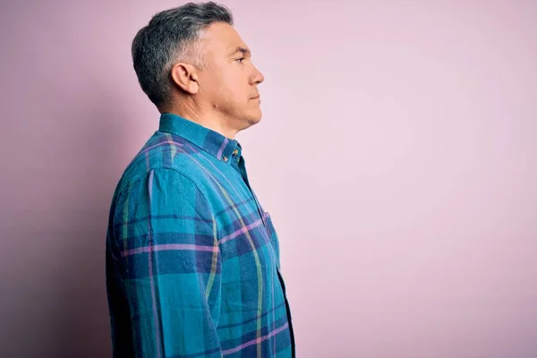 Medelåldern Stilig Gråhårig Man Bär Casual Skjorta Över Isolerade Rosa — Stockfoto