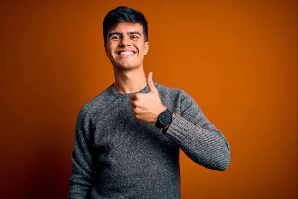 Jovem Homem Bonito Vestindo Camisola Casual Sobre Fundo Laranja Isolado — Fotografia de Stock