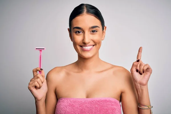 Joven Hermosa Morena Con Toalla Usando Navaja Afeitar Para Depilación —  Fotos de Stock
