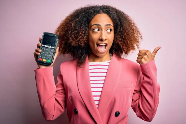 Νεαρή Αφροαμερικανή Γυναίκα Αφρο Μαλλιά Κρατώντας Dataphone Πάνω Από Ροζ — Φωτογραφία Αρχείου