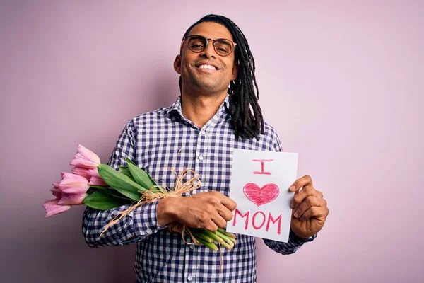 Hombre Afroamericano Con Rastas Sosteniendo Mensaje Amor Mamá Tulipanes Día — Foto de Stock