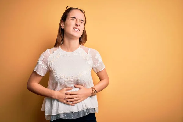 Ung Vacker Kvinna Bär Casual Shirt Och Solglasögon Över Isolerad — Stockfoto