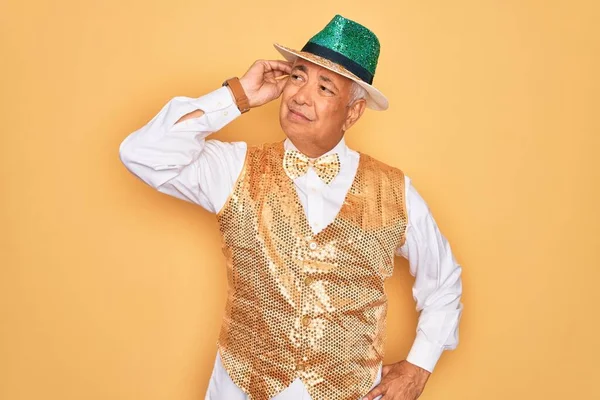 Ηλικιωμένος Μεσήλικας Γκριζομάλλης Που Φοράει Βραζιλιάνικη Κρέμα Καρναβαλιού Κίτρινο Φόντο — Φωτογραφία Αρχείου