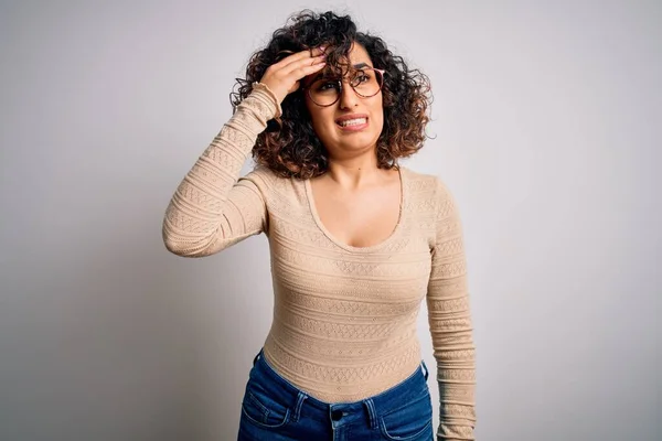 Jovem Bela Mulher Árabe Encaracolado Vestindo Shirt Casual Óculos Sobre — Fotografia de Stock