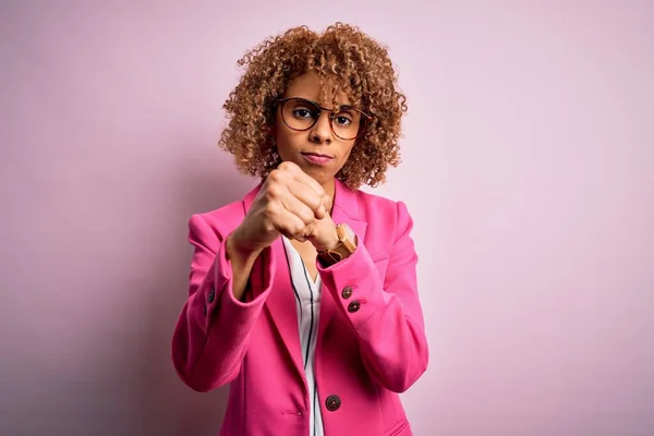 Fiatal Afro Amerikai Üzletasszony Szemüveget Visel Felett Rózsaszín Háttér Kész — Stock Fotó