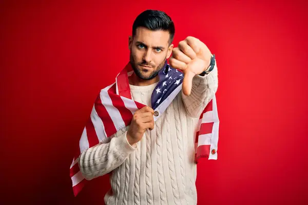 Ung Stilig Patriotisk Man Bär Usa Flagga Firar Självständighetsdagen Med — Stockfoto