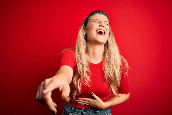 Giovane Bella Donna Bionda Indossa Casual Shirt Piedi Sopra Isolato — Foto Stock