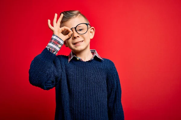 Mladý Malý Běloch Modrýma Očima Stojící Chytrých Brýlích Nad Červeným — Stock fotografie