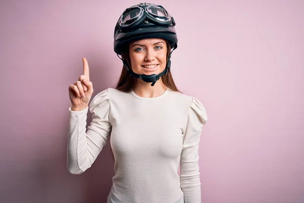 Jovem Bela Mulher Motociclista Com Olhos Azuis Usando Capacete Moto — Fotografia de Stock