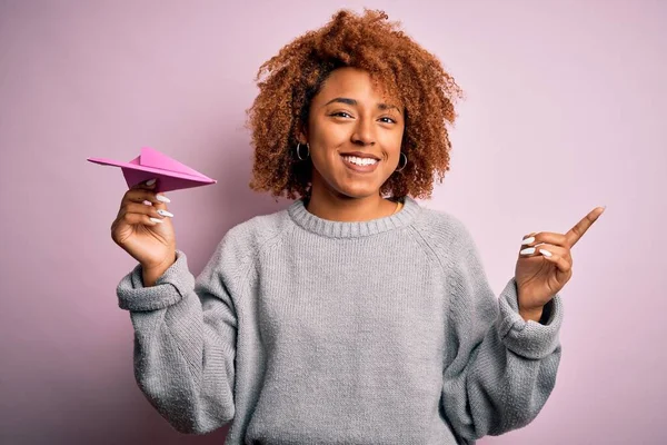 Mladý Afroameričan Afro Žena Kudrnaté Vlasy Drží Papír Růžové Letadlo — Stock fotografie