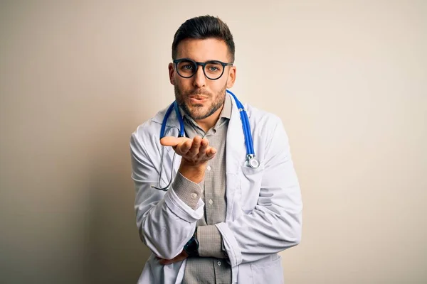 Junger Arzt Mit Brille Weißer Medizinischer Robe Und Stethoskop Vor — Stockfoto