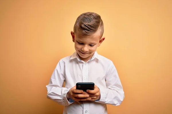 Küçük Beyaz Bir Çocuk Akıllı Telefon Kullanıyor Mutlu Bir Yüzle — Stok fotoğraf