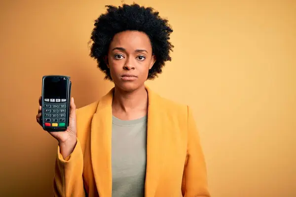 Junge Afroamerikanische Afro Frau Mit Lockigem Haar Und Datafon Zahlungsgerät — Stockfoto