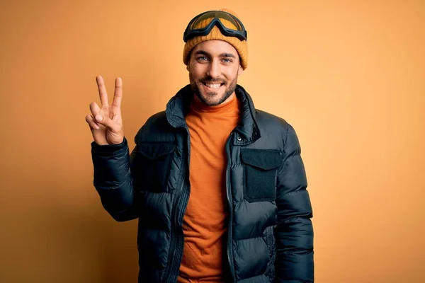 Kar Giysileri Kayak Gözlüğü Takmış Sakallı Genç Yakışıklı Kayakçı Kameraya — Stok fotoğraf