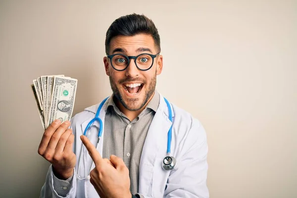 Joven Médico Sosteniendo Montón Billetes Dólar Sobre Fondo Aislado Muy — Foto de Stock