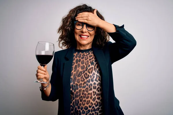 Middelbare Leeftijd Brunette Vrouw Drinken Glas Rode Wijn Geïsoleerde Witte — Stockfoto