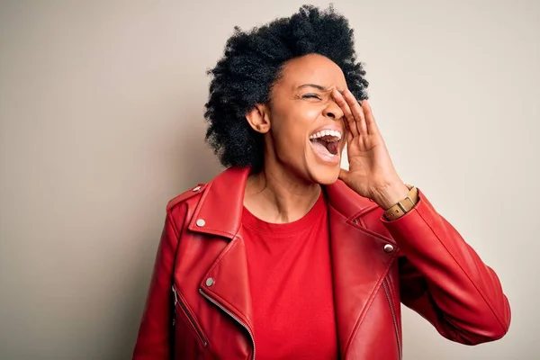 Jeune Belle Afro Afro Américaine Aux Cheveux Bouclés Portant Une — Photo