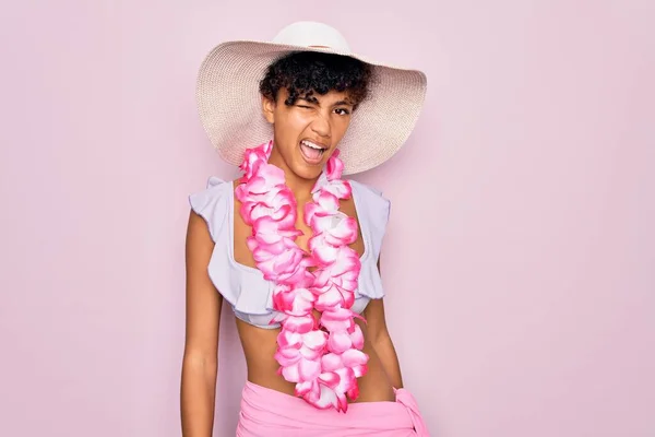 Junge Schöne Afrikanisch Amerikanische Touristin Bikini Und Mit Hawaiianischen Lei — Stockfoto