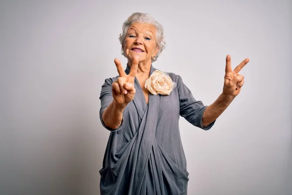 Senior Mooie Grijs Harige Vrouw Draagt Casual Jurk Staan Witte — Stockfoto