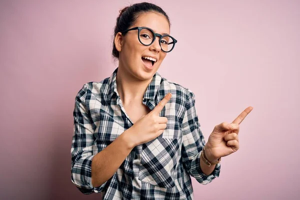 Ung Vacker Brunett Kvinna Bär Casual Skjorta Och Glasögon Över — Stockfoto