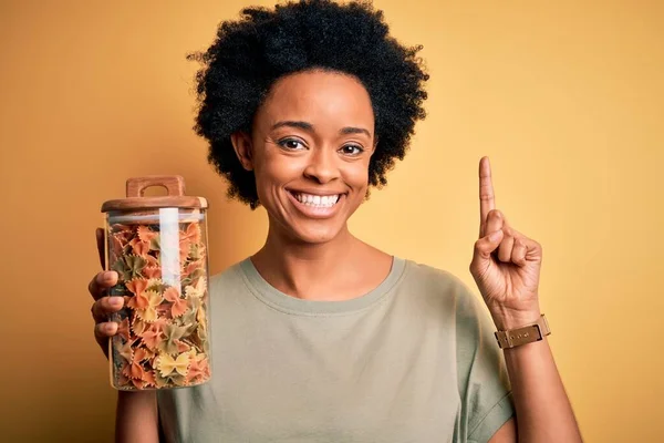 Giovane Afro Americana Dai Capelli Ricci Che Tiene Mano Una — Foto Stock