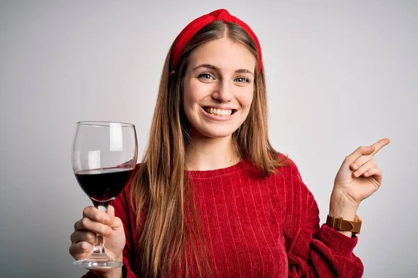 Giovane Bella Rossa Donna Bere Bicchiere Vino Rosso Sfondo Bianco — Foto Stock