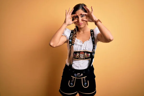 Young Beautiful Brunette German Woman Celebrating Octoberfest Wearing Traditional Dress — Stock Photo, Image