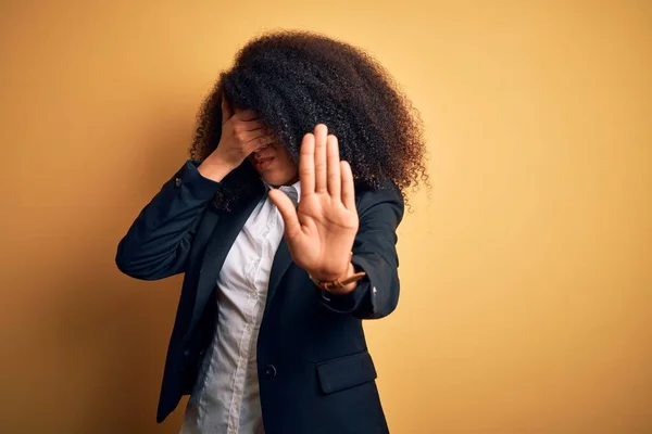 Joven Mujer Negocios Afroamericana Hermosa Con Pelo Afro Usando Chaqueta —  Fotos de Stock