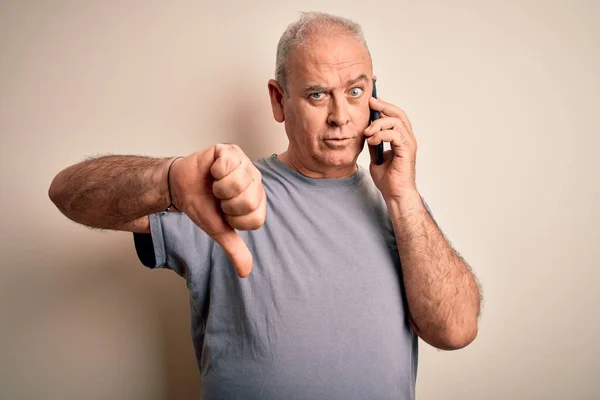 Homem Hoary Meia Idade Ter Conversação Falando Smartphone Sobre Fundo — Fotografia de Stock