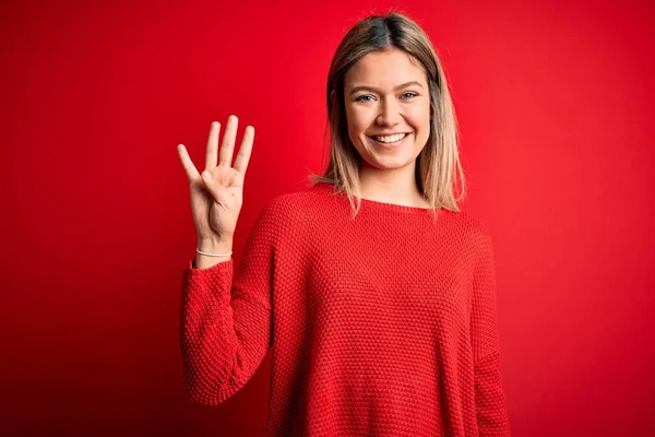 Ung Vacker Blond Kvinna Bär Casual Tröja Över Röd Isolerad — Stockfoto